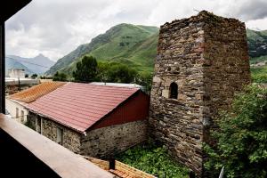A general mountain view or a mountain view taken from a hosteleket