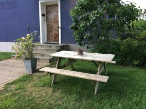 een houten picknicktafel in het gras naast een huis bij Maybom Kolding - Bed & Breakfast in Kolding