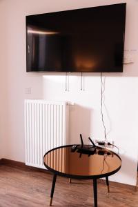 TV at/o entertainment center sa B 204, apartments in the heart of Budapest