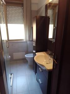 een badkamer met een wastafel en een toilet bij CASA VACANZE MARE TORTOLI' ARBATAX in Tortolì