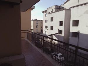 een uitzicht vanaf het balkon van een gebouw bij CASA VACANZE MARE TORTOLI' ARBATAX in Tortolì