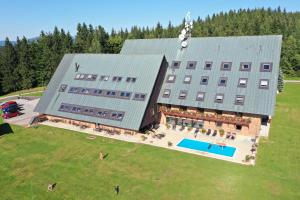 Bazén v ubytování Hotel Žalý Apartmány nebo v jeho okolí