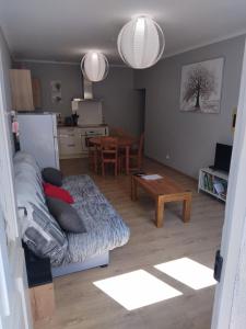 ein Wohnzimmer mit einem Sofa und einem Tisch in der Unterkunft Maison de village confortable entièrement rénovée in Saint-Just