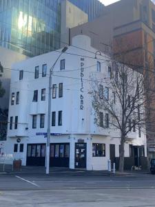 um edifício branco com um sinal na lateral em CarricHostel em Melbourne