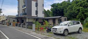 um carro branco estacionado em frente a uma casa em 微觀海洋民宿 em Jian