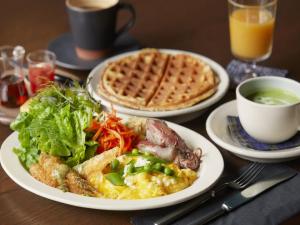 IneCAFE & BB guri的一张桌子,上面放着两盘食物和华夫饼
