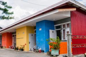 a colorful house in the philippines at Penginapan Sulthan Syariah RedPartner in Takengon