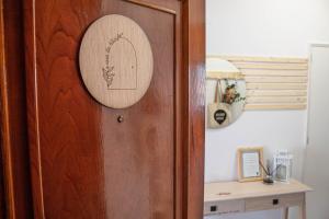 una puerta de madera con un cartel junto a un escritorio en a casa da Alicia, en Monforte de Lemos