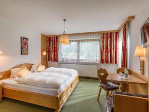 A bed or beds in a room at Garni Anni