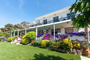 dom z kwiatami przed nim w obiekcie HOTEL LA QUIETUDE w mieście Les Issambres