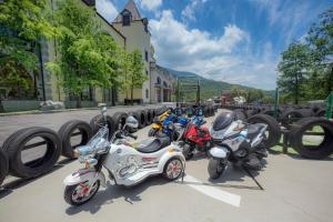 una fila de motocicletas estacionadas al lado de una fila de neumáticos en Grand Cosmos Resort Ruisui Hualien en Ruisui