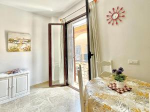 1 dormitorio con puerta que da a un balcón en Jazmín Apartamentos Centro, en Málaga