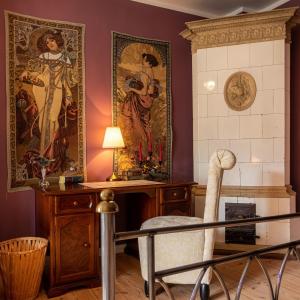 a living room with a painting on the wall at Ferienwohnung Anno1898 Zittau in Zittau