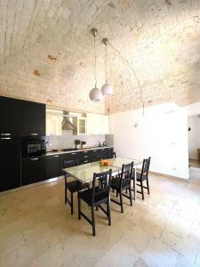 a kitchen with a table and chairs in a room at Patruno holidays house in Castellana Grotte