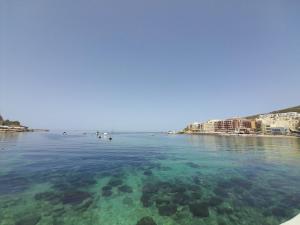 un grande bacino d'acqua con spiaggia e edifici di Gozo Marsalforn a Marsalforn