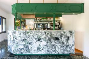 bar w pokoju z zielonym sufitem w obiekcie HOTEL LA QUIETUDE w mieście Les Issambres
