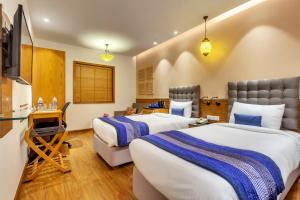TV a/nebo společenská místnost v ubytování Golden Tulip New Delhi - Hari Nagar