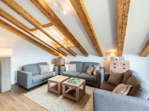 ヴェステンドルフにあるLuxury Apartment in Westendorf near Ski Areaのリビングルーム(ソファ2台、テーブル付)