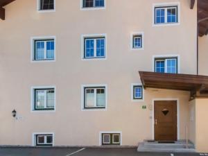ヴェステンドルフにあるLuxury Apartment in Westendorf near Ski Areaの正面にドアがある建物
