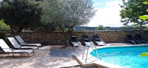 un grupo de sillas y una piscina en LA CABAÑA DE PORTUGAL, en Fornillos de Fermoselle