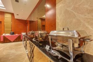 Kuchyň nebo kuchyňský kout v ubytování Golden Tulip New Delhi - Hari Nagar