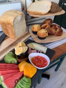 Jedlo v ubytovaní bed & breakfast alebo blízkom okolí