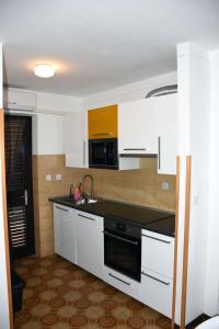 Kuchyň nebo kuchyňský kout v ubytování Cosy studio with a terrace and a sea view