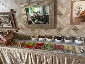 グムベットにあるCanna Garden Hotel - Adult Onlyのテーブルの上に様々な種類の料理を取り揃えたビュッフェ
