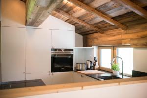 Kuchnia lub aneks kuchenny w obiekcie Chalet Marmotta NEVE - Luxus Chalet Ski-In Ski-Out