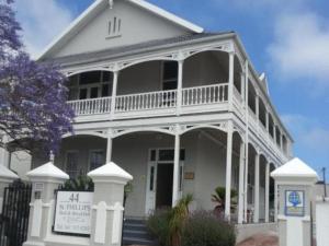 Biały dom z napisem przed nim w obiekcie St Phillips Bed & Breakfast w mieście Port Elizabeth