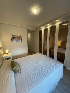 1 dormitorio con 1 cama blanca grande en una habitación en Jardines del Turia, en Valencia
