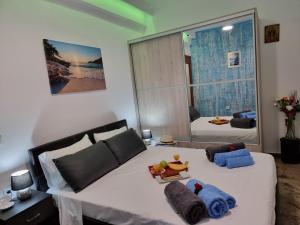 - une chambre avec un lit avec deux animaux rembourrés dans l'établissement Luxury Lake - Center House, à Agios Nikolaos