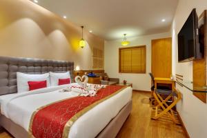 TV a/nebo společenská místnost v ubytování Golden Tulip New Delhi - Hari Nagar