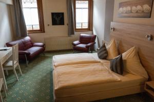 A bed or beds in a room at Weingut Stassen