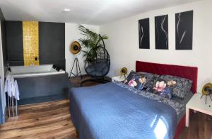 Postel nebo postele na pokoji v ubytování FiftyShades Apartmán s vířivkou