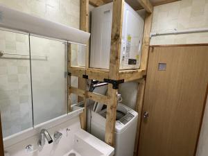 吉野的住宿－ゲストハウス　鍼灸院　boshcetto，一间带水槽和洗衣机的浴室