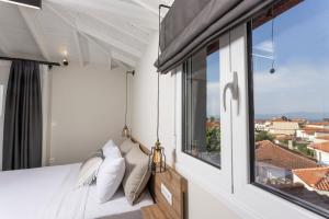 1 dormitorio con cama y ventana en Noemie Premium Holiday Apartments, en Pefkohori