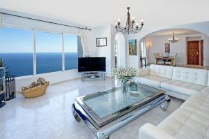 Televisyen dan/atau pusat hiburan di Breathtaking Seaside Villa with Heated Saltwater Pool & Panoramic Terraces