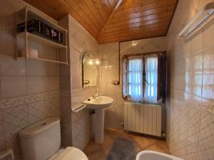 A bathroom at Casa Rural Kiko Asturias