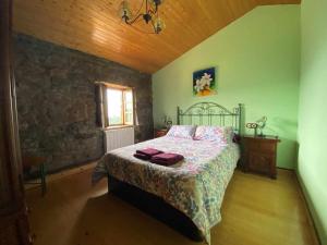 A bed or beds in a room at Casa Rural Kiko Asturias