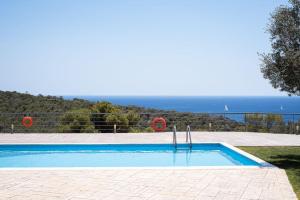 basen z widokiem na ocean w obiekcie Aphaia Villa & Residences Aegina w miejscowości Agia Marina