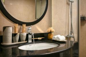 Vannituba majutusasutuses La Nueva Boutique Hotel Hanoi & Spa