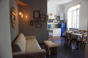 A kitchen or kitchenette at Le ortensie di Villa Vittoria nel verde a pochi minuti di auto dalle spiagge