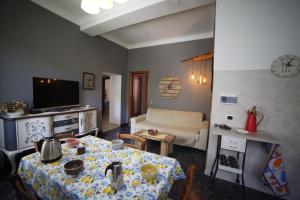 A kitchen or kitchenette at Le ortensie di Villa Vittoria nel verde a pochi minuti di auto dalle spiagge