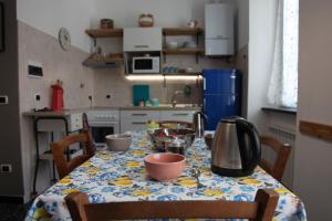 A kitchen or kitchenette at Le ortensie di Villa Vittoria nel verde a pochi minuti di auto dalle spiagge