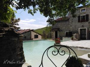 San ClementeにあるIl Podere Calvanellaの家の前のプール