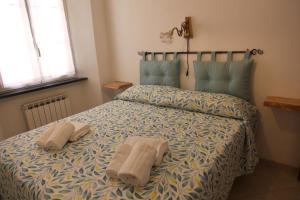 A bed or beds in a room at Le ortensie di Villa Vittoria nel verde a pochi minuti di auto dalle spiagge Még 26 kép