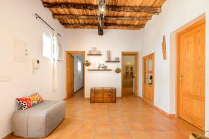 a living room with a couch and a wooden ceiling at Can Balafi in Cala Llonga