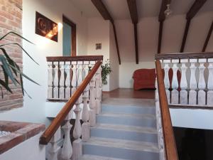 una escalera en una casa con barandillas de madera en Kutny Residence -Chateau Schaal, en Hegyhátsál