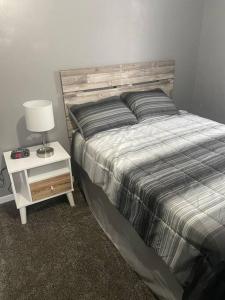 Cama o camas de una habitación en Comfortable 2 Bedroom Home in Historic Hibbing